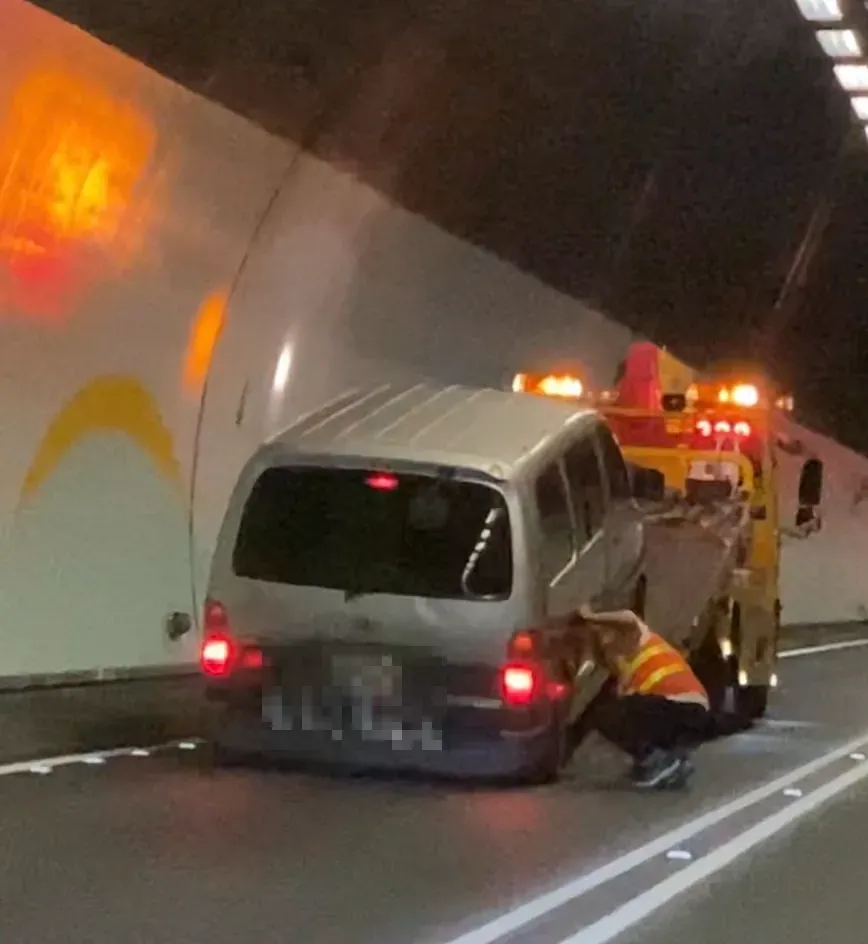 快訊/下班注意！雪隧台北往宜蘭方向「故障車占用車道」　回堵車流紫爆
