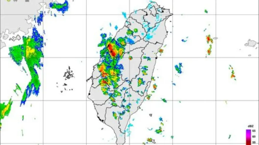 掃到颱風尾！11縣市「豪大雨特報」台中、彰化甚至大雷雨
