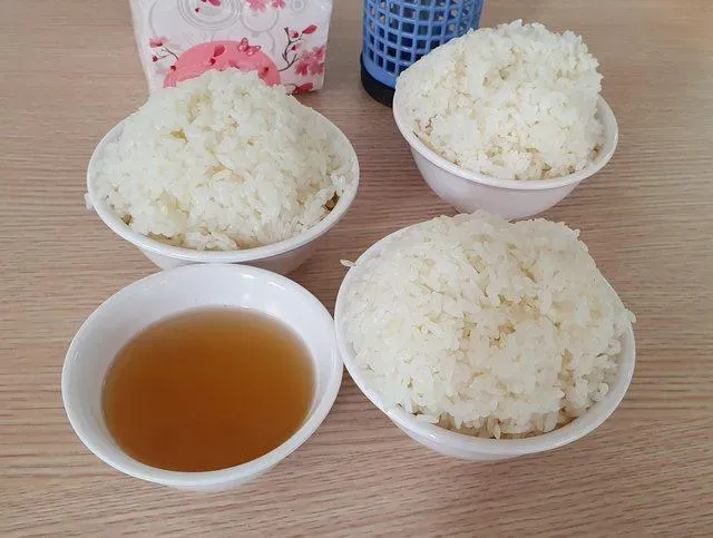 熱炒推「嗑光3碗白飯送炒羊肉」他吃太飽稱：下次不敢了！網虧：馬上通知北科大