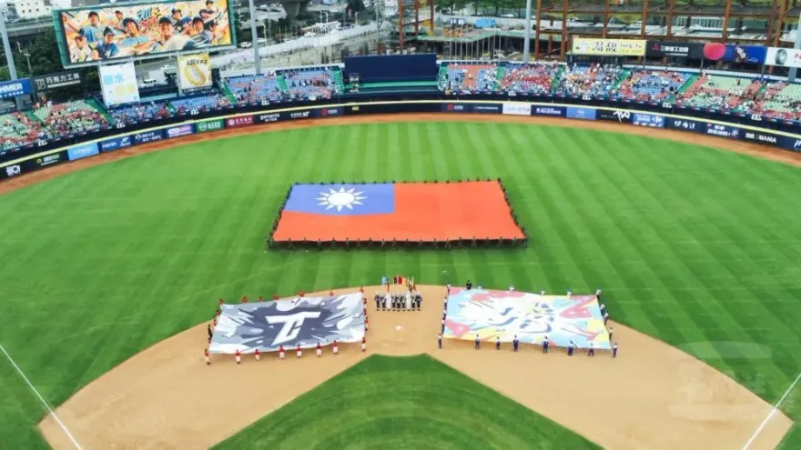 中職明星賽國軍8官兵展「超巨幅國旗」  率球迷唱國歌