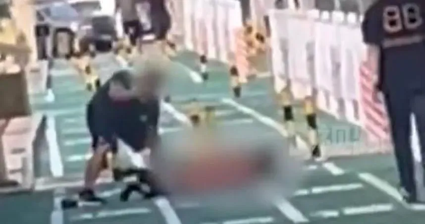 夫妻街頭起衝突！男子當街扒光妻子上衣暴打持續3分鐘　警到場處理…冷回1句話