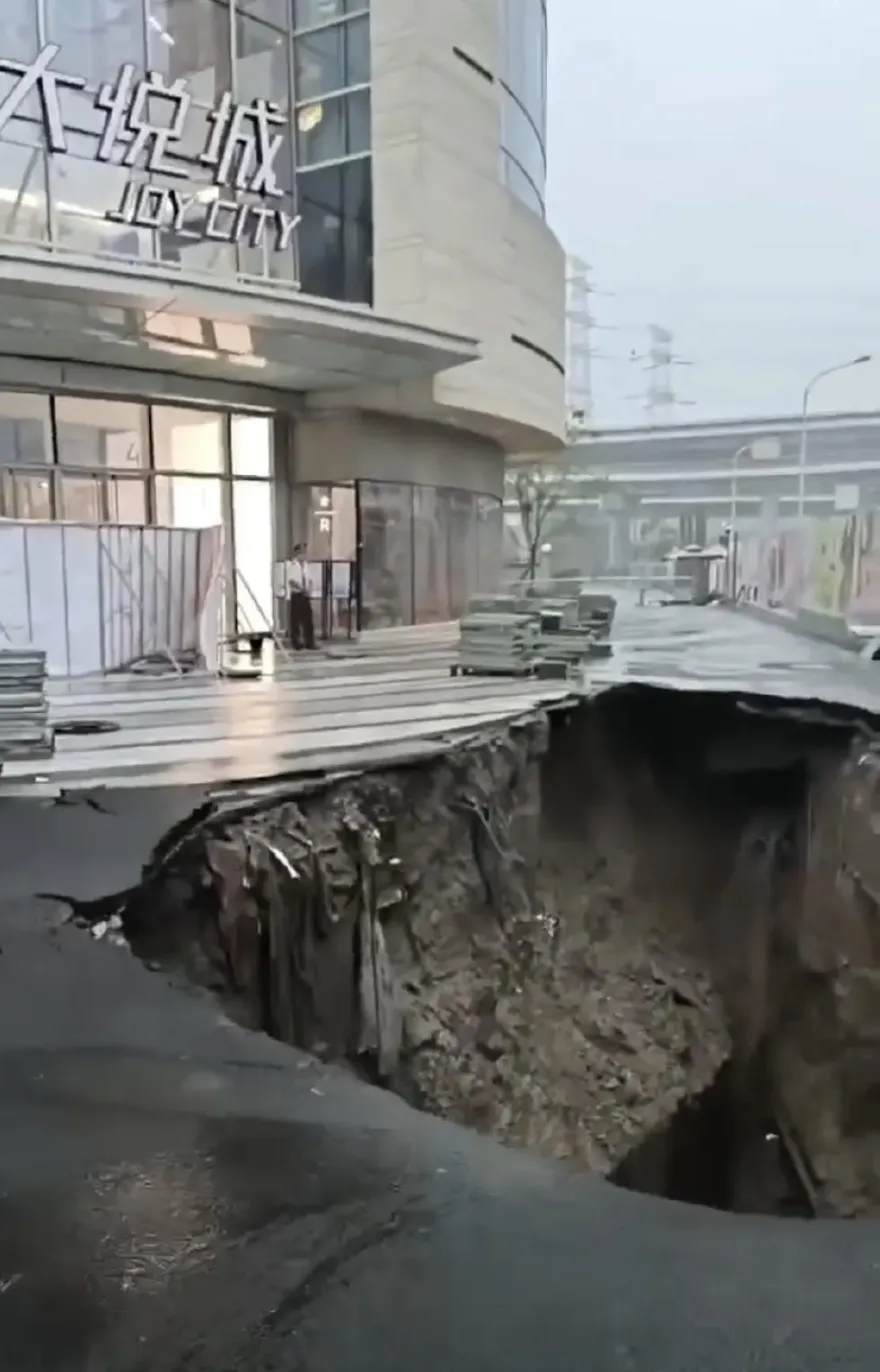 影/北京連日豪雨路基鬆動　商場「開幕僅42天」驚現6公尺深天坑