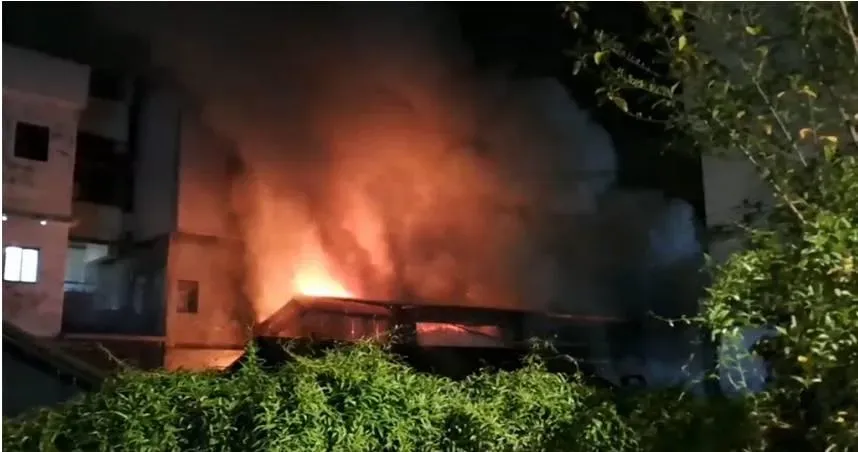 花蓮玉里廢金屬處理廠遭火海吞噬！一度延燒隔壁米廠　幸無人傷亡