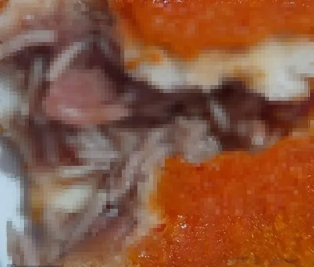 超噁！姐妹3人在路邊攤買炸熱狗　快吃完才發現裡面「全是白色蛆蟲」