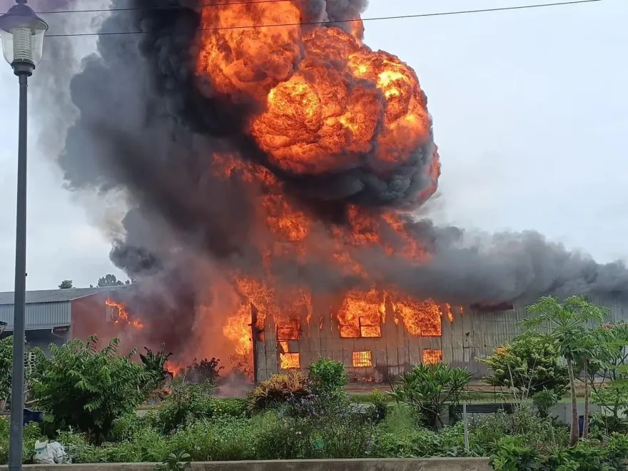 快訊/神岡倉庫「大火濃煙猛竄」傳爆炸聲　尿布衛生紙全燒光