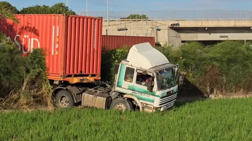 影/致命壓迫感片！貨櫃車駕駛疑似恍神　竟「橫跨4車道」飛越分隔島衝稻田