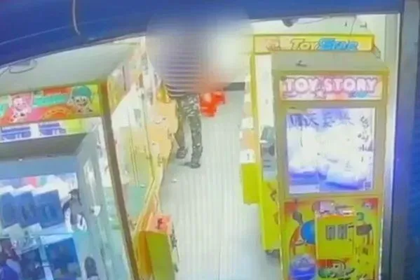 影/晚上太無聊？男子夾娃娃敲打機台被盤查　竟嗆警「揹槍流氓」秒遭壓制逮捕