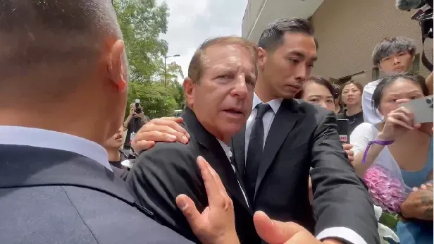 李玟告別式/老公Bruce回應「I love CoCo」！被歌迷包圍險遭毆…粉怒拍車窗：下地獄