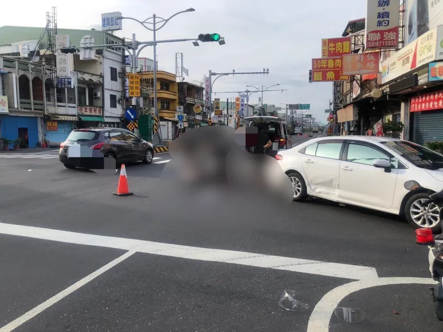 影/屏東死亡車禍！男子自摔滑行後慘撞前車　血流滿地重傷不治