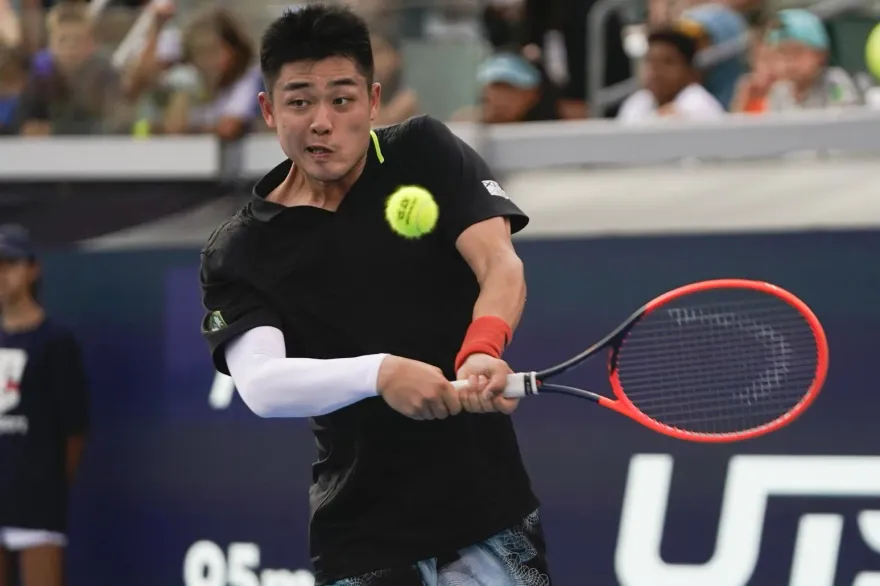 影/首盤領先「突癱軟熱趴」！陸網球新星吳易昺退賽　全場觀眾驚呆