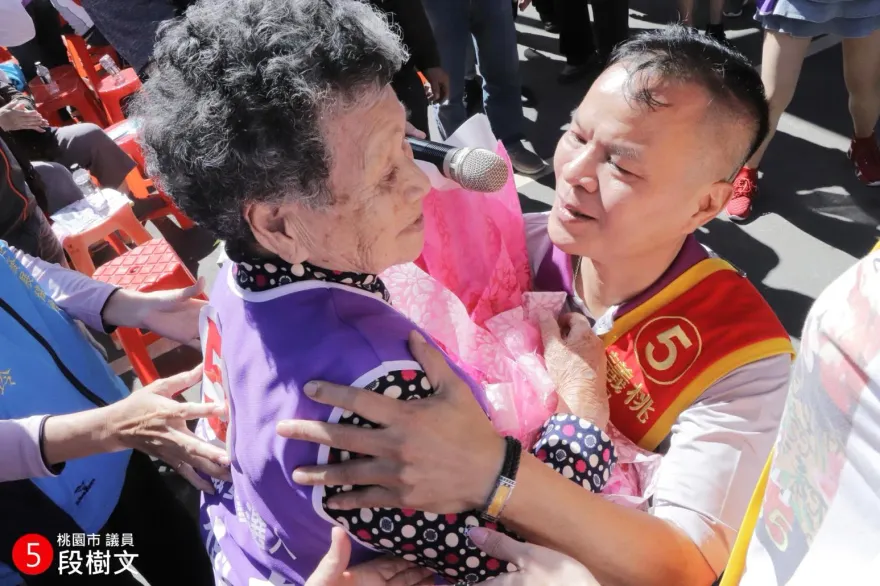 孝親獎》入獄22年…不捨母親鐵窗外流的淚　「十大槍擊要犯」成民代下跪謝親恩