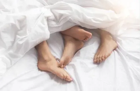 送豬肉送到床上去！小吃店闆娘出軌外送員　藉口腰傷推拿「連結10次」