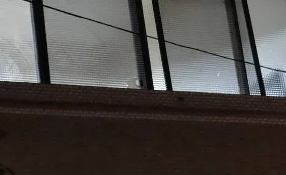 台南茶行遭襲擊！惡煞深夜砸石塊、拆招牌　疑百萬債務惹禍