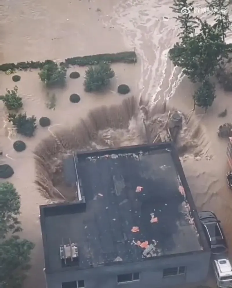 影/水中孤島！地下室塌陷變「天坑瀑布」　河北社區上百人遭洪水圍困