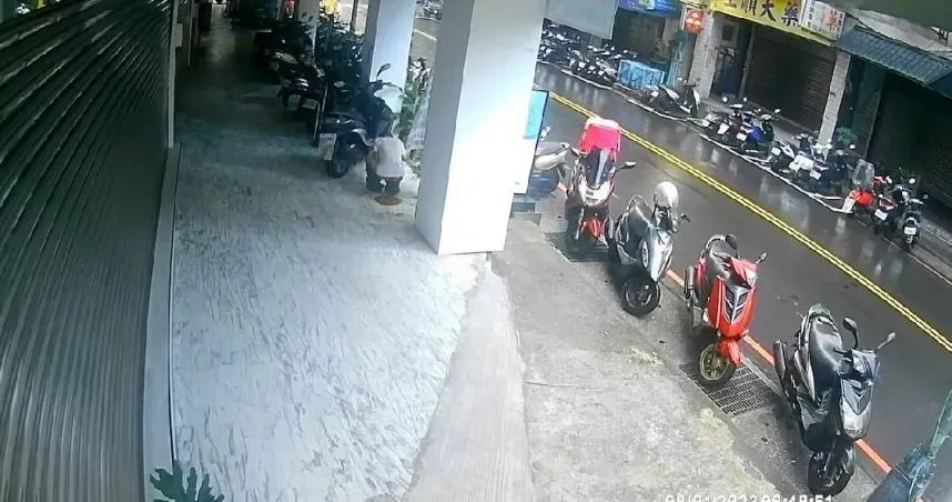 當街噴黃金！三重男疑「凍未條」在騎樓嗯嗯　店家怒罵：太缺德