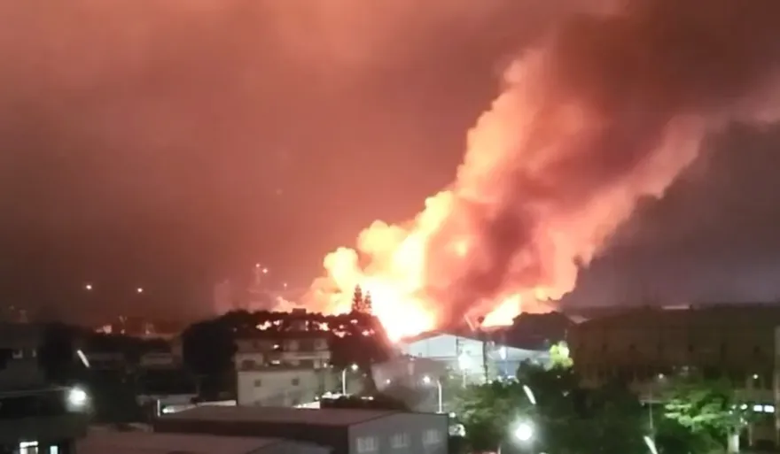 快訊/林口PChome倉庫大火！猛烈火光照亮黑夜　大批警消搶救中