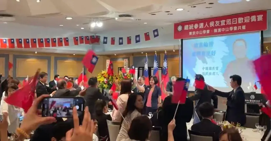影/「明年1月13日回國投侯友宜」！逾百日僑胞晚宴揮國旗喊凍蒜