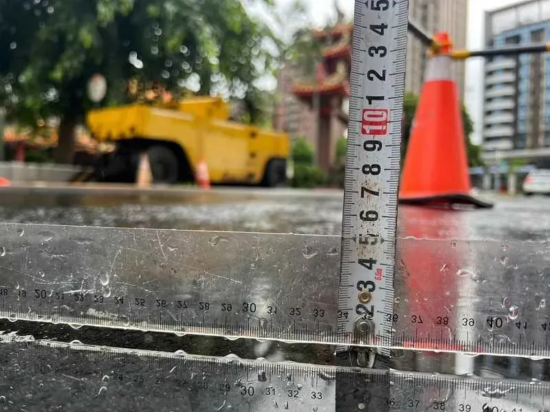 竹北建案再傳道路塌陷！特斯拉事故後居民恐慌　建商：尚屬輕微現象