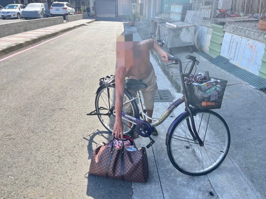 影/偷LV卻看嘸！「8萬名牌包」當垃圾丟　笨賊遭逮怨「裡面沒現金」