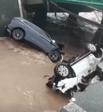 影/驚恐片！暴雨沖垮黑龍江高速公路橋梁　汽車「剎車不及」翻覆落水
