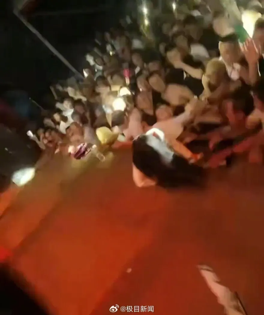 影/表演一半突遭男觀眾「拉腿硬拽」摔落1.5公尺高台　女歌手怒：高跟鞋都壞了