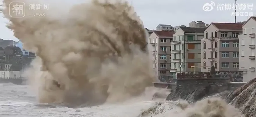 影/卡努動向/浙江沿海掀「7層樓巨浪」 下水道狂噴2公尺水柱…居民驚：像水中扔炸彈