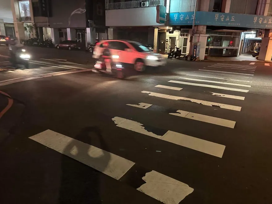 用貼的？一夜大雨後...斑馬線竟離家出走　網嘲：原來是可攜式