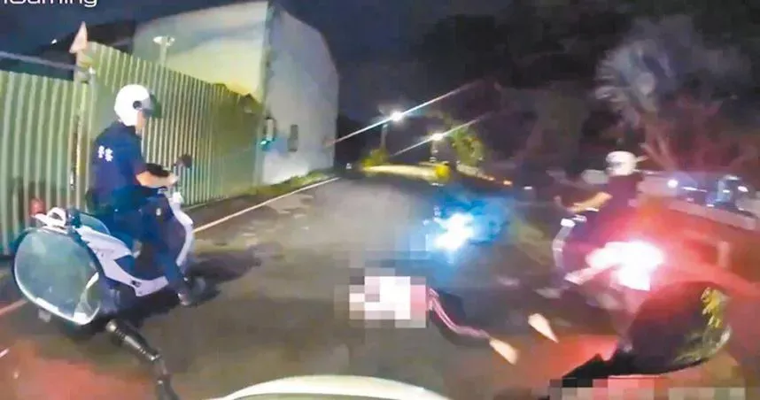 挑釁員警「開槍啦」！新北男借車太久掏槍街頭吵　 意圖騎車衝撞遭警壓制