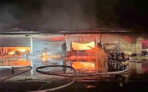 台南「直播台」倉庫遭大火吞噬！　警消暗夜搶救