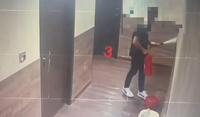 影/高雄飯店房客酒醉狂噴滅火器！　鬧事後倒頭睡遭報警送辦