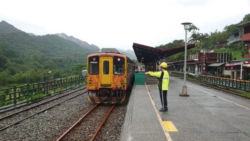 奧客霸佔列車廁所不出來引民怨　台鐵「1SOP」回應：直接解鎖開門
