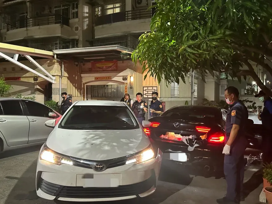 高雄債務糾紛凌晨相約談判！赫見對方撂3車堵人　警2小時逮囂張9嫌送辦