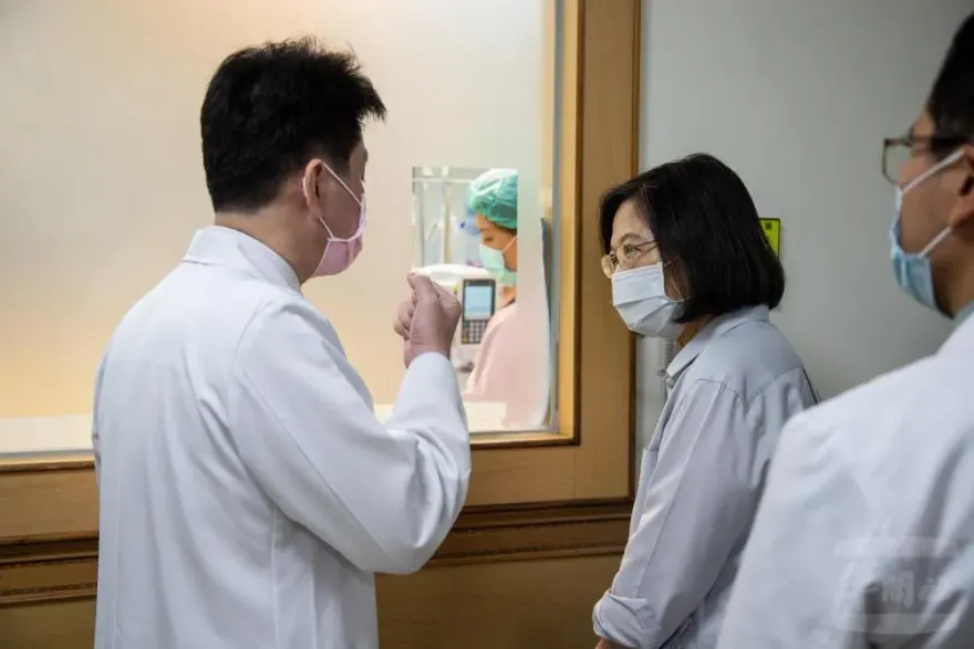 蔡英文探視九鵬基地受傷人員　指示國防部全力協助救治