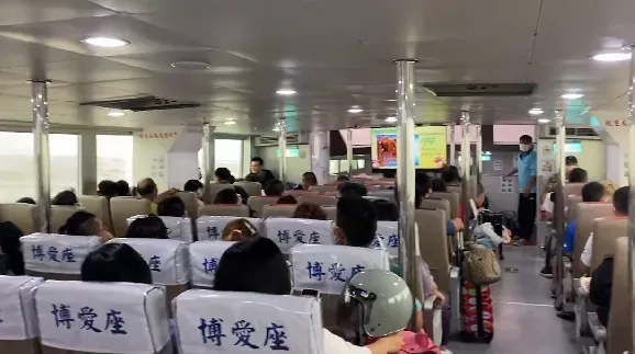 影/東琉線復駛湧人潮！「船身晃如海盜船」驚險畫面曝　乘客：都吐了