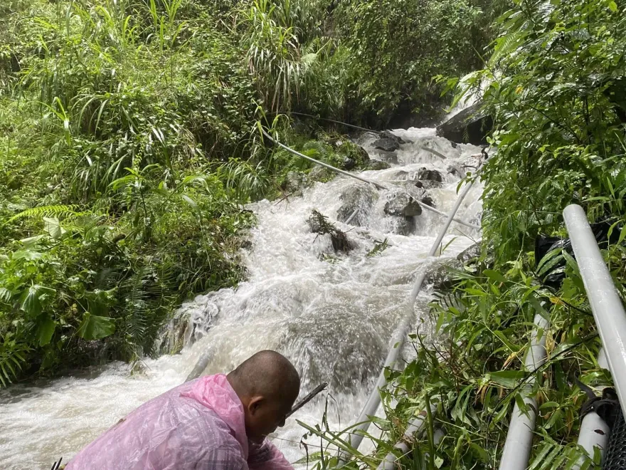 卡努災情/阿里山169縣道坍方搶通　山美村水源被沖毀「居民涉水」急搶修