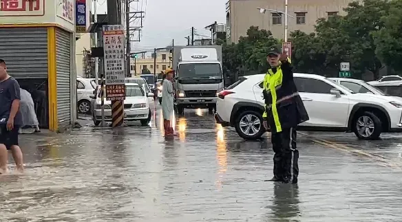卡努災情/苗栗豪雨成災！苑裡超市員工狂掃水　老闆無奈嘆「水圳排水不良」