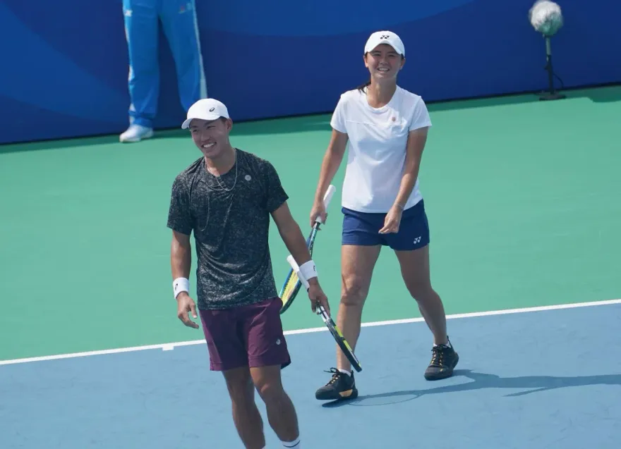 世大運/再傳捷報！許育修、吳芳嫻拍落日本組合　勇闖網球混雙金牌戰