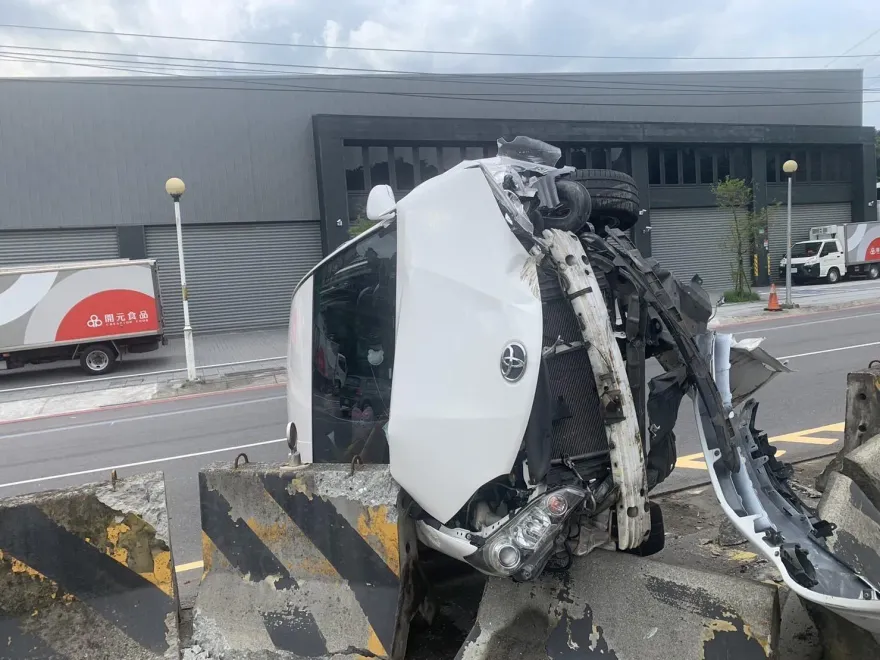 又是酒駕！新北男開兒子車撞毀分隔島　他骨折忍痛落跑被送辦