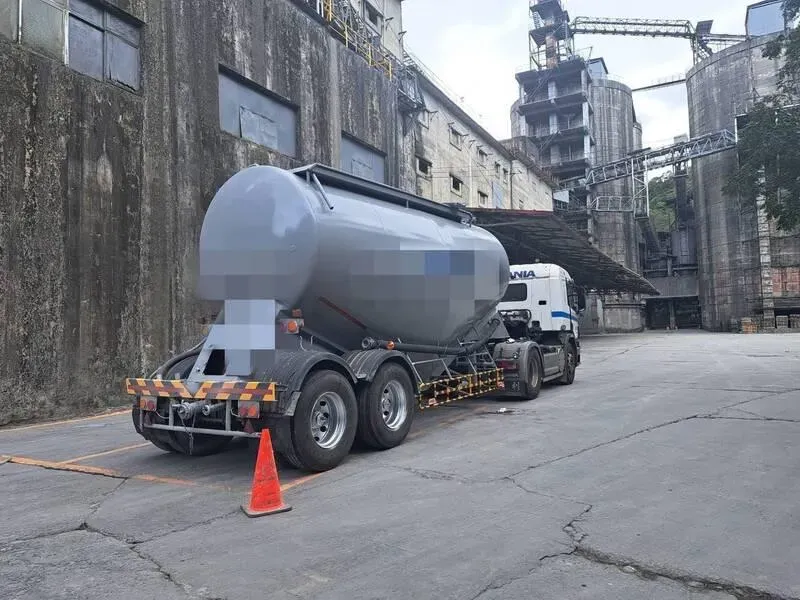 宜蘭工廠曳引車「氣壓蓋突彈起」　工人摔落在地「重創頭部」1死1傷