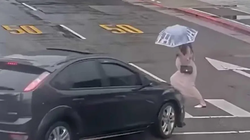 影/又是行人地獄！孕婦差點遭左轉車撞　驚險跳開狠瞪駕駛