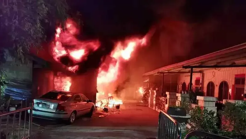 大甲30坪倉庫凌晨惡火！延燒10多輛汽機車遭殃