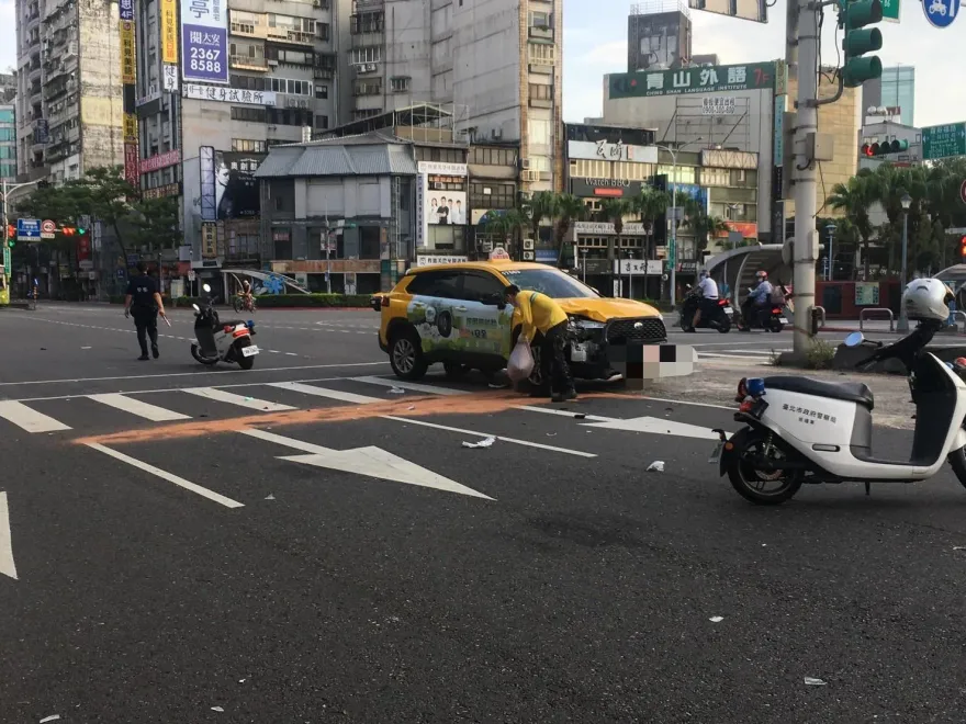快訊/北市羅斯福路「驚傳車禍」！計程車與機車擦撞　2人受傷倒地