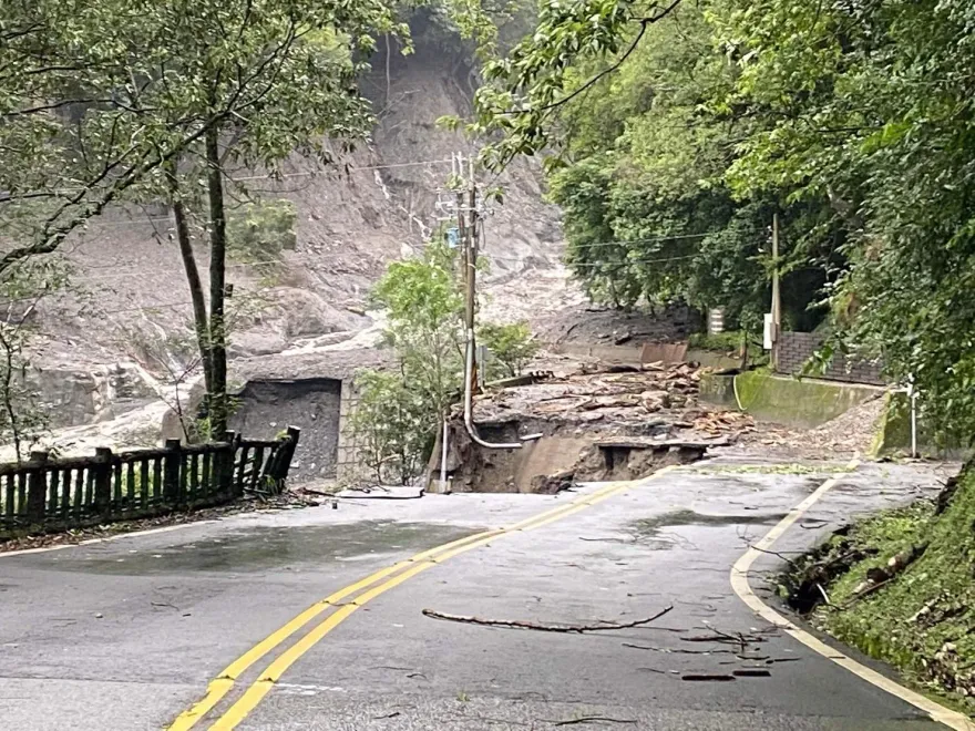 卡努災情/奧萬大現場直擊！黑鷹飛3趟「救出43遊客」　道路恐1個月才能修好