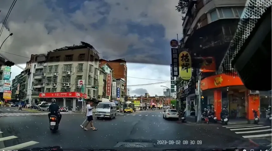 遭酸「部長，我們已經洗清行人地獄了！」2男無視紅燈穿過馬路　9秒片釣出警親解