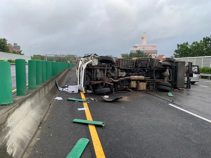 快訊/中山高驚見「垃圾車翻覆」！疑似天雨路滑釀災　釀1傷後方回堵2公里
