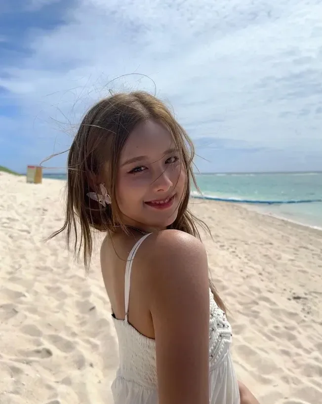 女星疑遭教練吃豆腐！「摸胸、差點露內褲」畫片曝　粉絲氣炸放話抵制