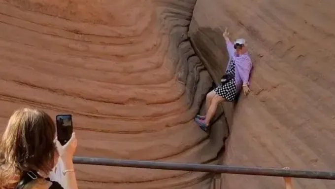 影/大媽為拍美照翻欄狂踩岩石　裙底春光全都露！網友：快拉黑