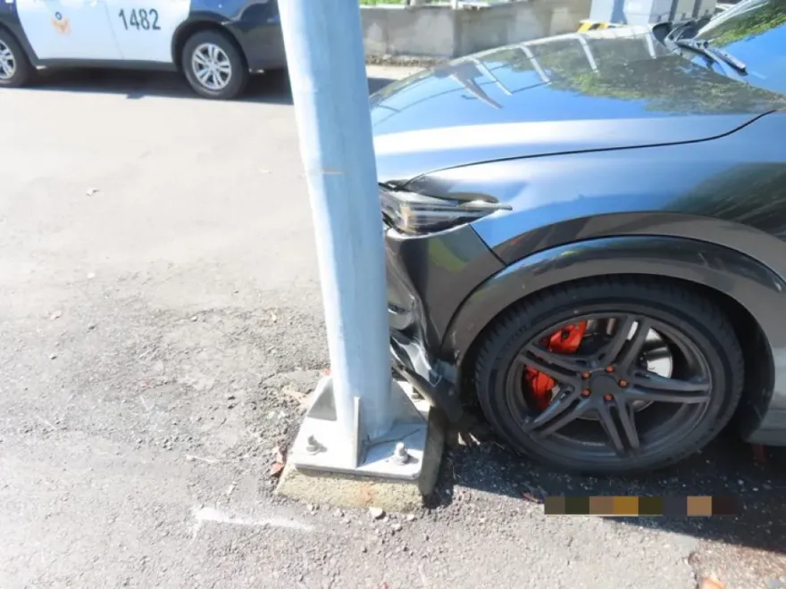 影/幫路燈哭哭！男子「詐領保險金」自撞　員警一眼識破送辦