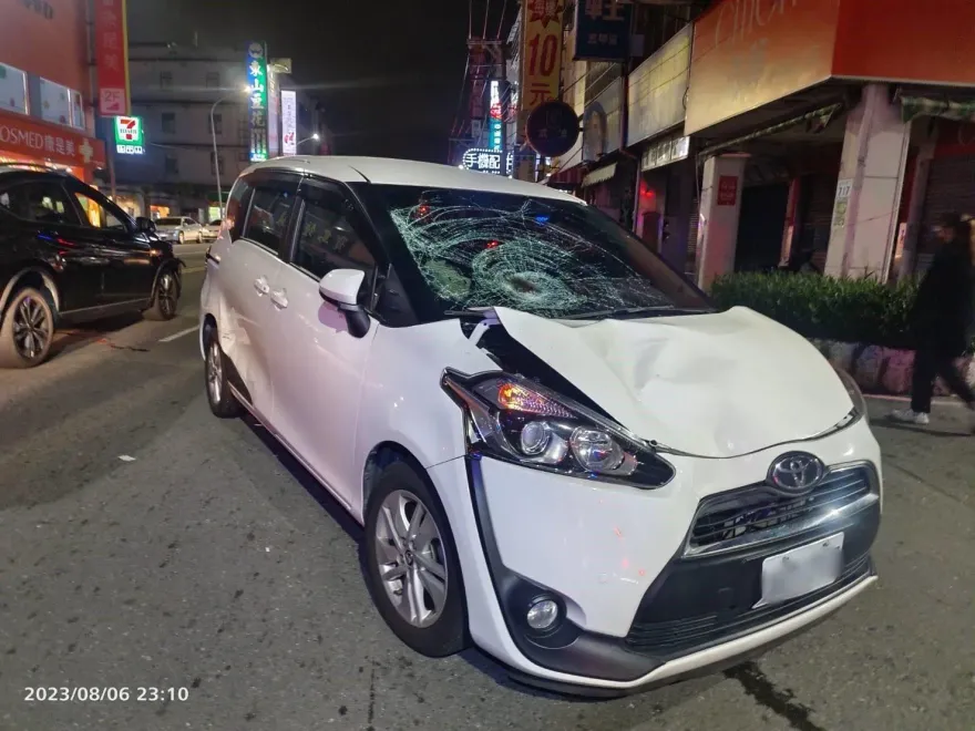 影/有斑馬線不走！高雄女過馬路「硬闖汽車道」慘遭撞飛慘死　撞擊畫面曝