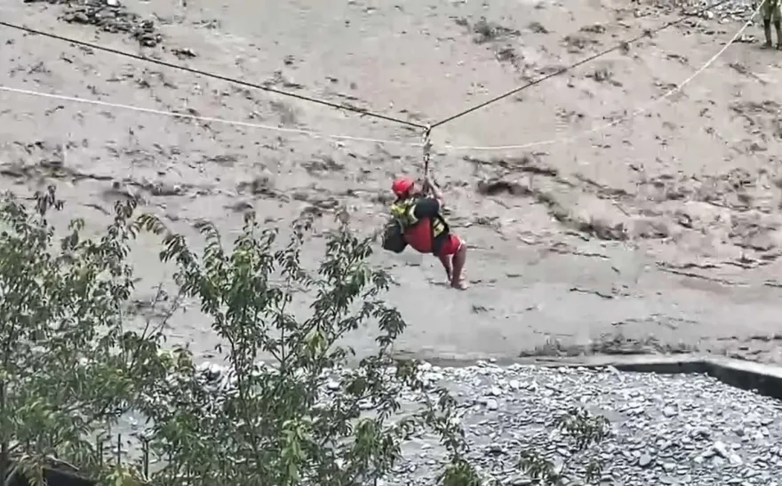 影/廬山成孤島！20人拉繩渡溪　身體快碰到泥流、超驚險